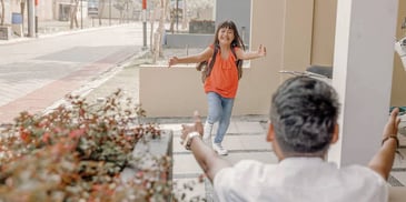 child runs to dad during custody exchange