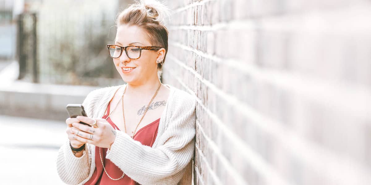 woman-phone-crypto woman-phone-crypto